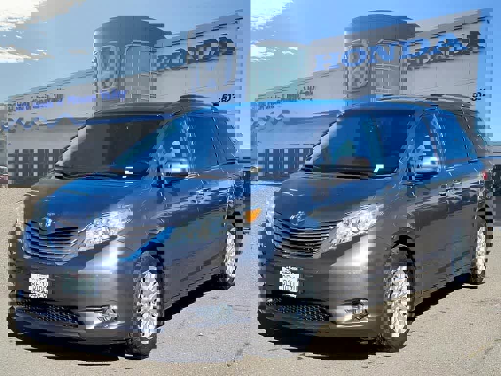 Used 2015 Toyota Sienna XLE w/ XLE Navigation Package image 1