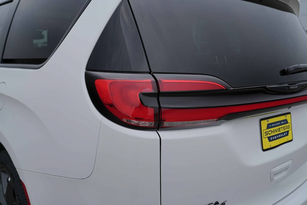 Used 2025 Chrysler Pacifica Limited FWD image 9