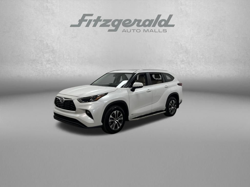 Used 2025 Toyota Highlander XLE image 1