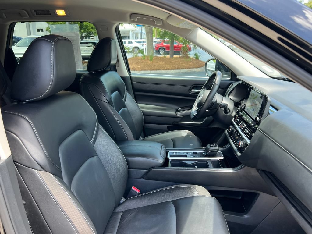 Used 2025 Nissan Pathfinder SL FWD image 24
