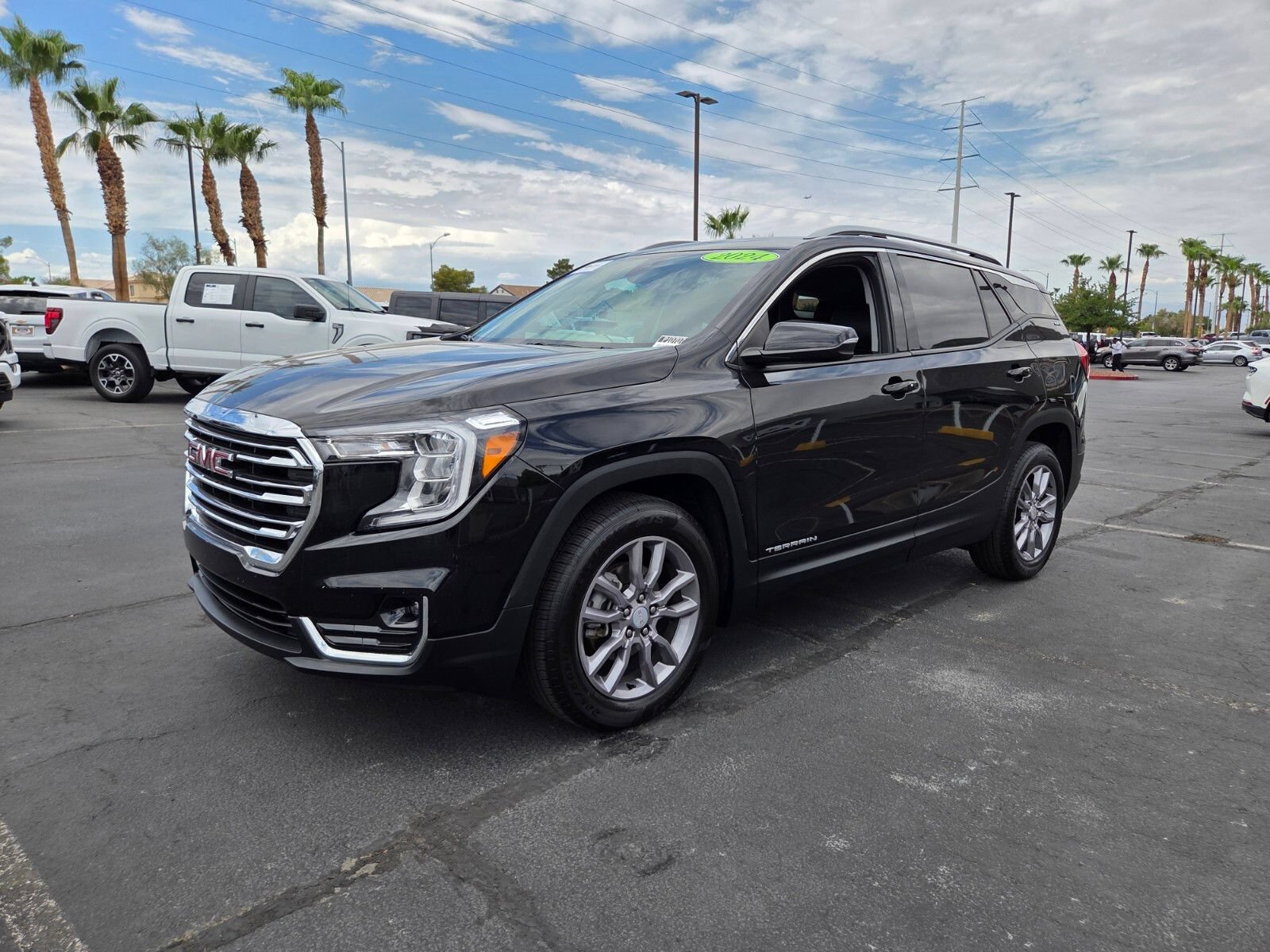 Used 2024 GMC Terrain SLT FWD image 2