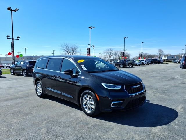 Used 2025 Chrysler Pacifica Select image 5