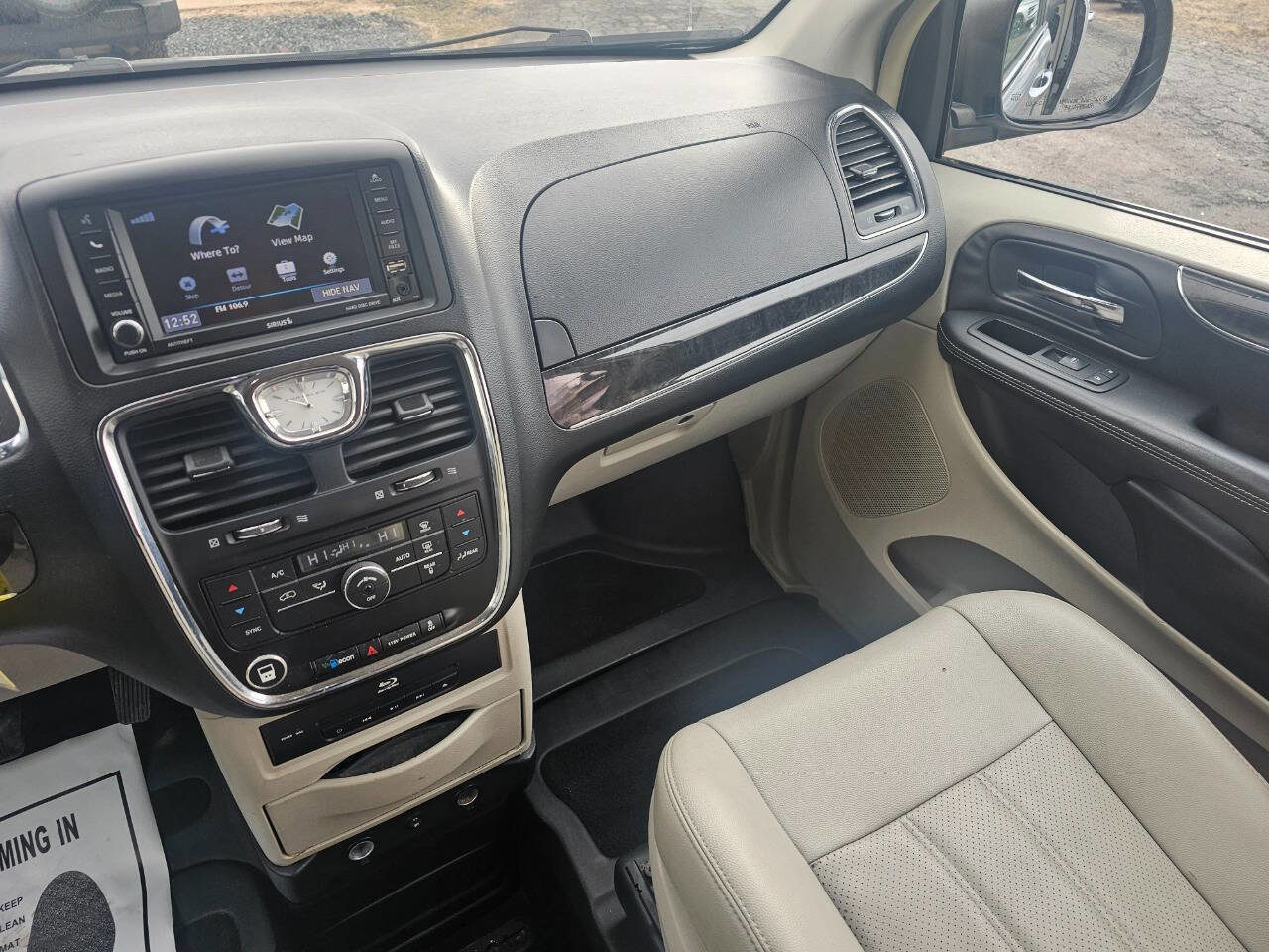 Used 2014 Chrysler Town & Country Touring-L w/ Driver Convenience Group image 11