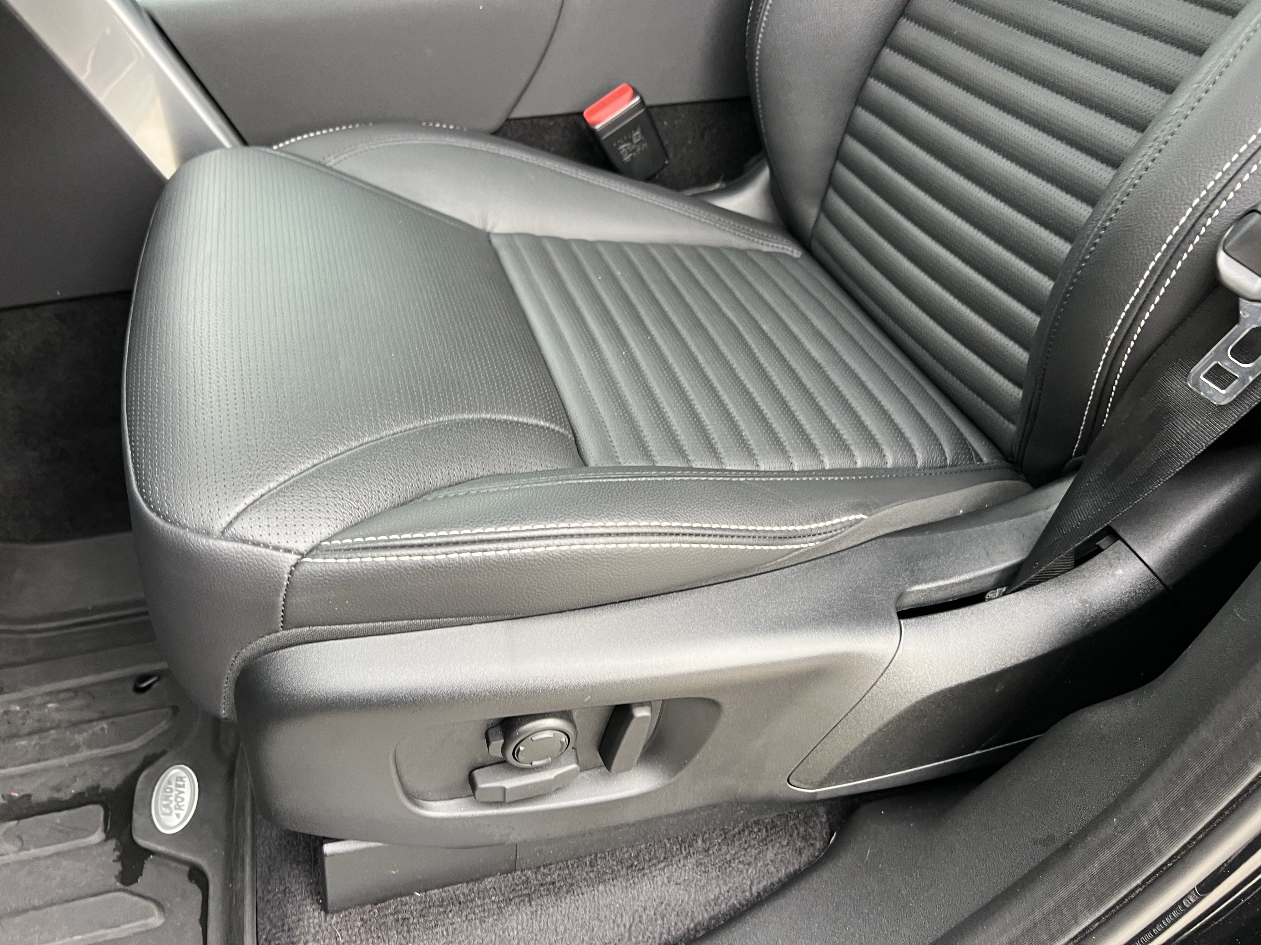 Certified 2025 Land Rover Discovery S AWD/4WD image 18