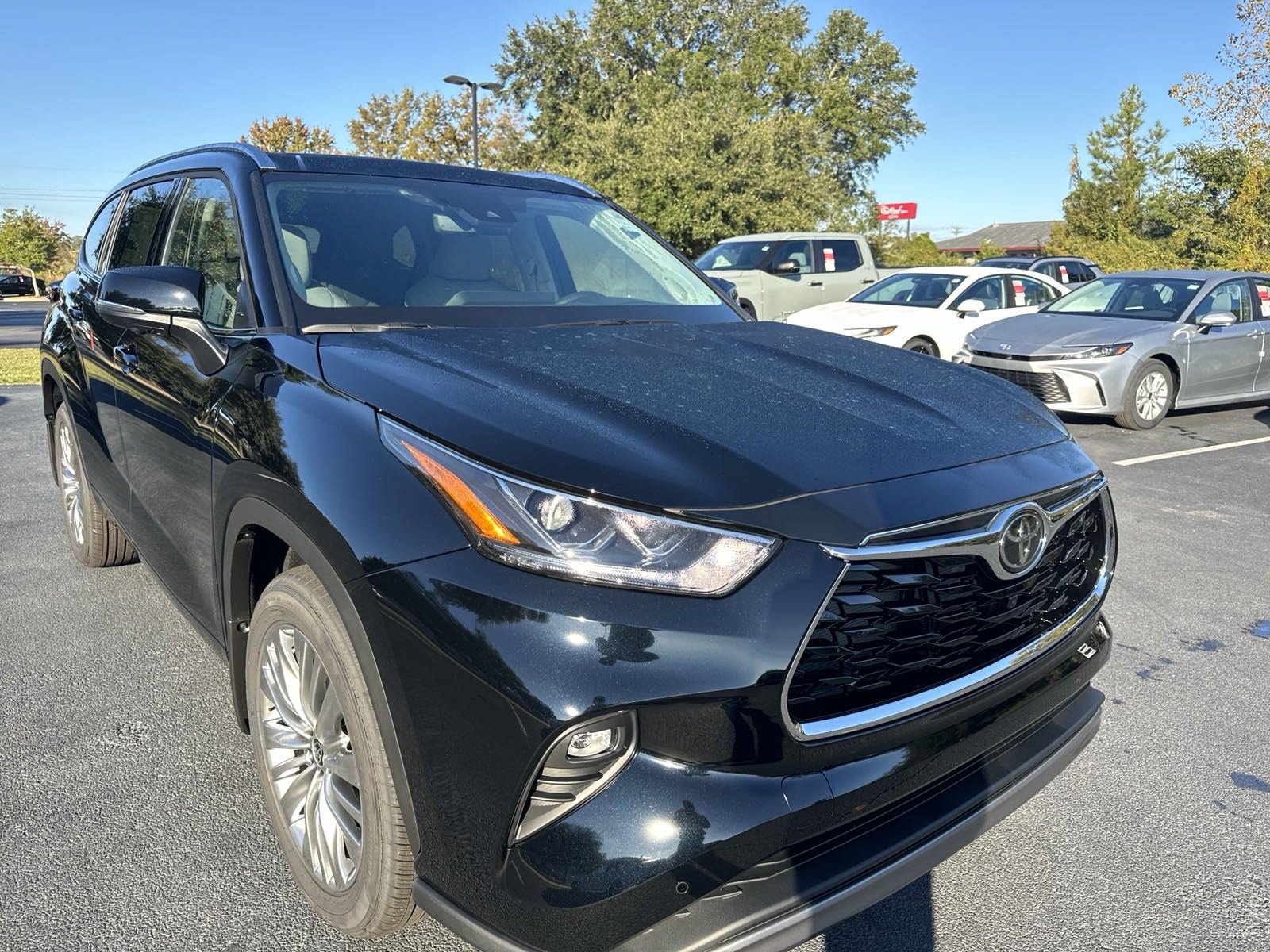 New 2025 Toyota Highlander Platinum AWD/4WD image 3