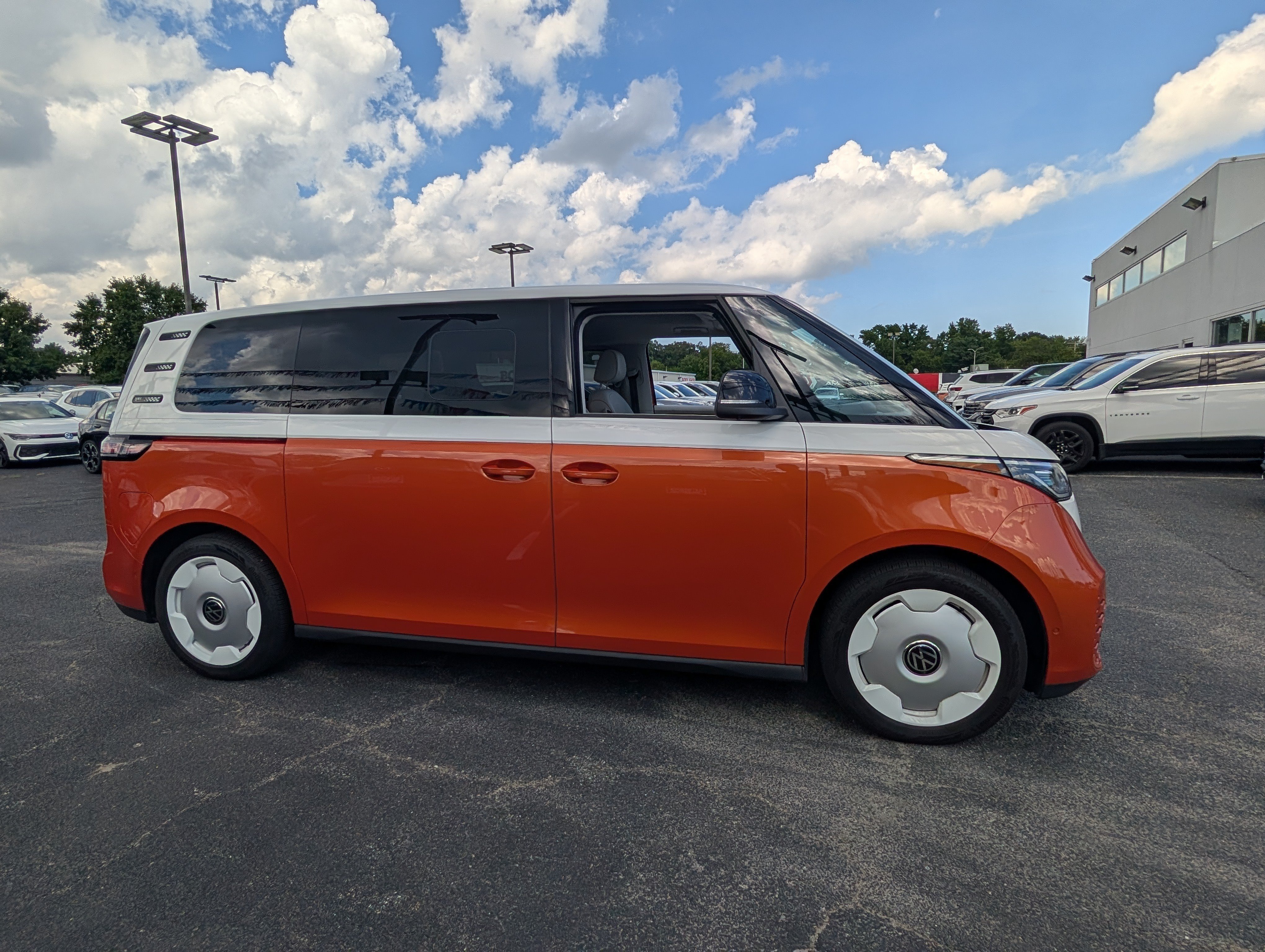 Used 2025 Volkswagen ID. Buzz Pro S Plus w/ Cupholders Package RWD image 2