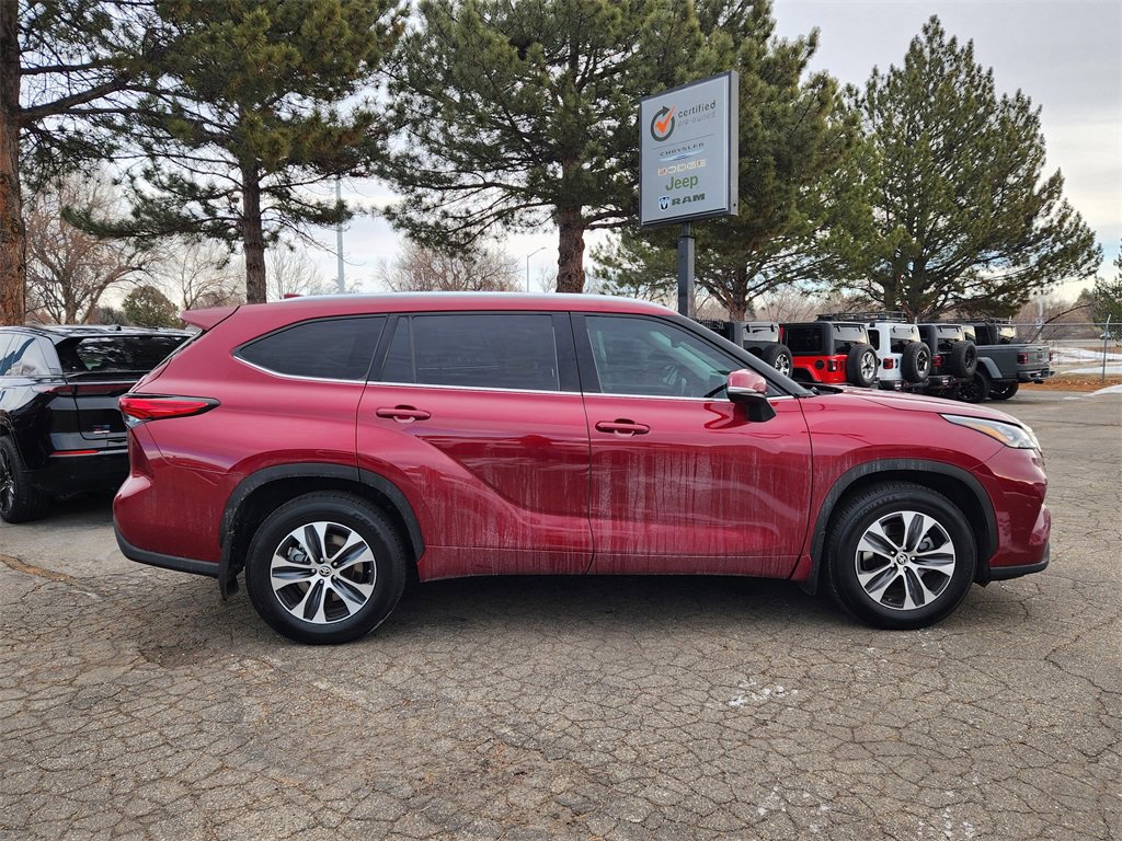 Used 2020 Toyota Highlander XLE image 2