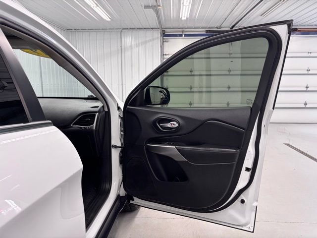 Used 2019 Jeep Cherokee Latitude w/ Comfort & Convenience Group AWD/4WD image 10