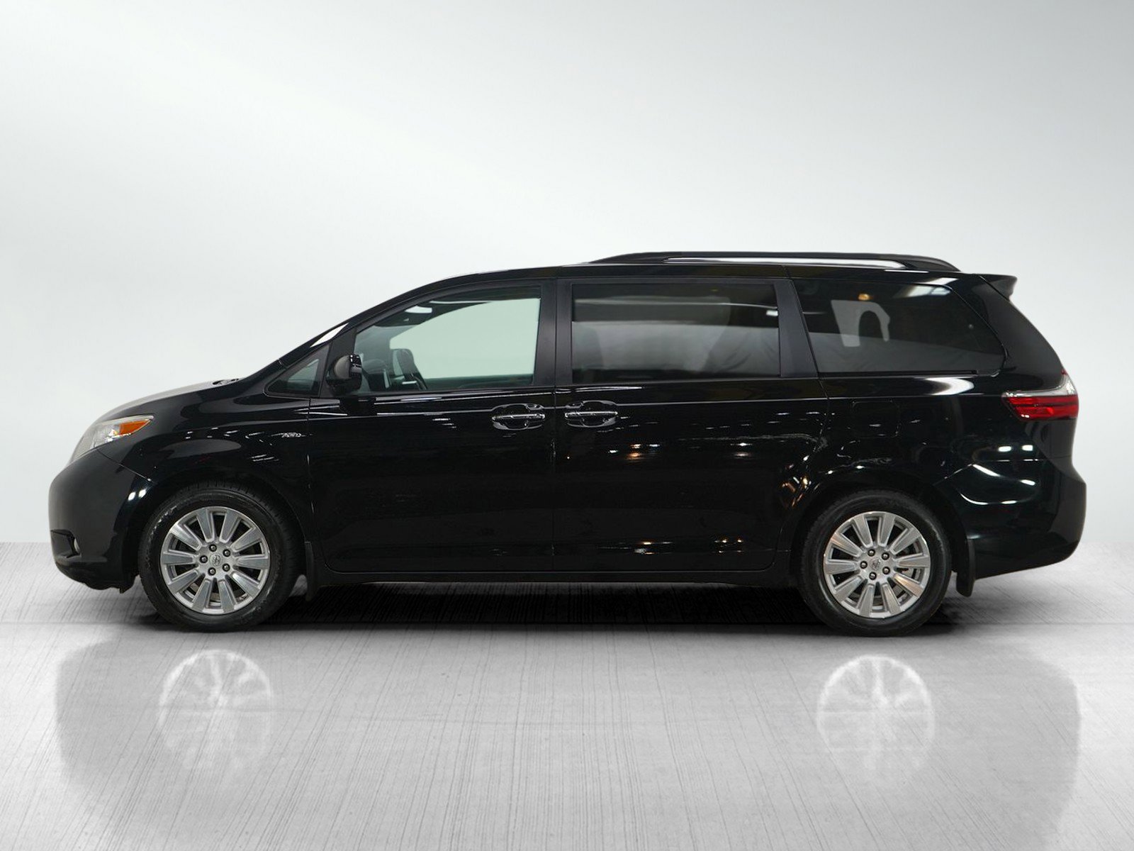 Used 2017 Toyota Sienna XLE image 2