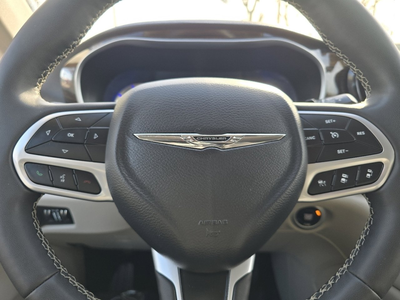 Used 2022 Chrysler Pacifica Limited w/ Uconnect Theater Family Group image 29