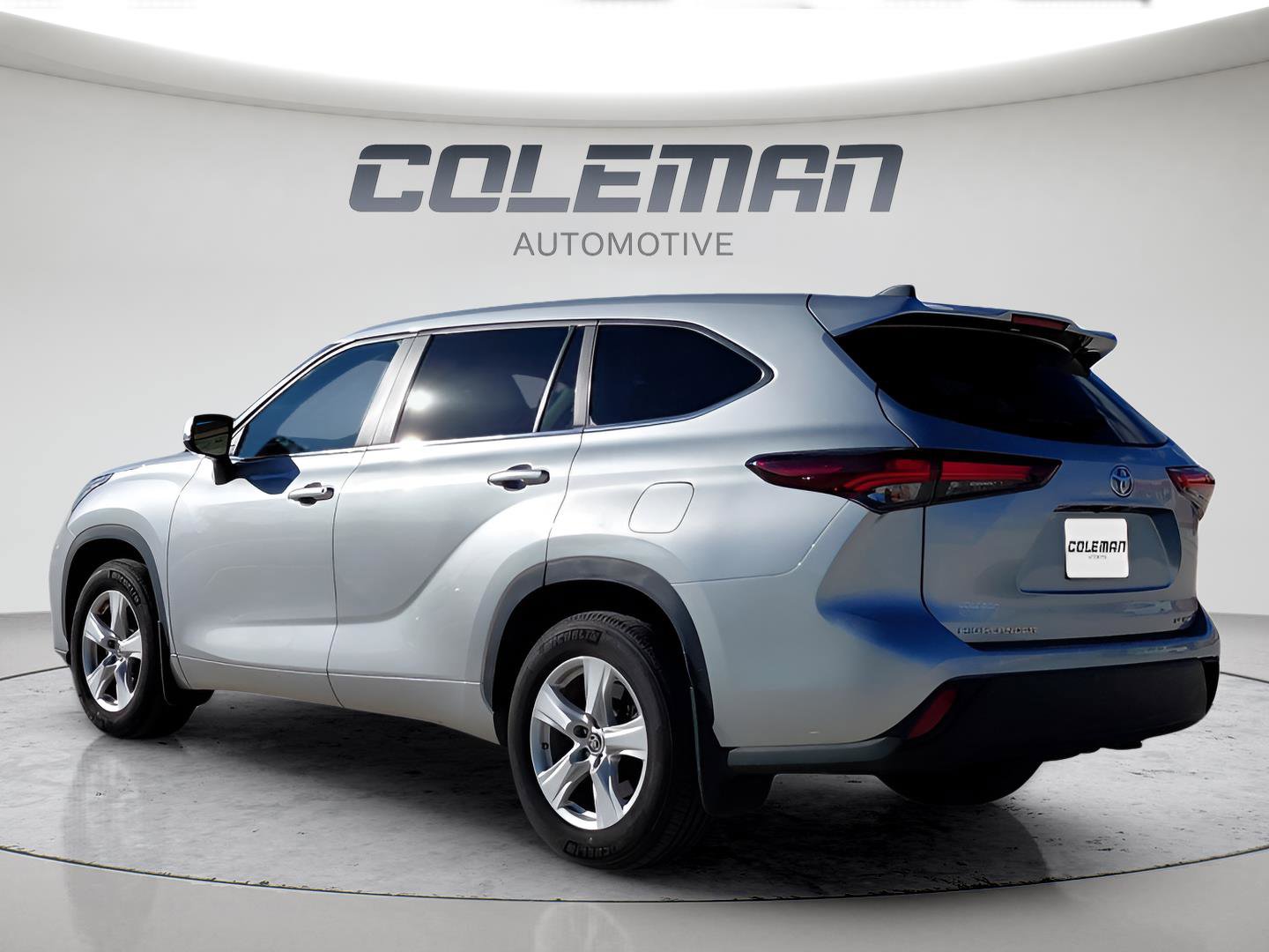 Used 2024 Toyota Highlander LE image 3