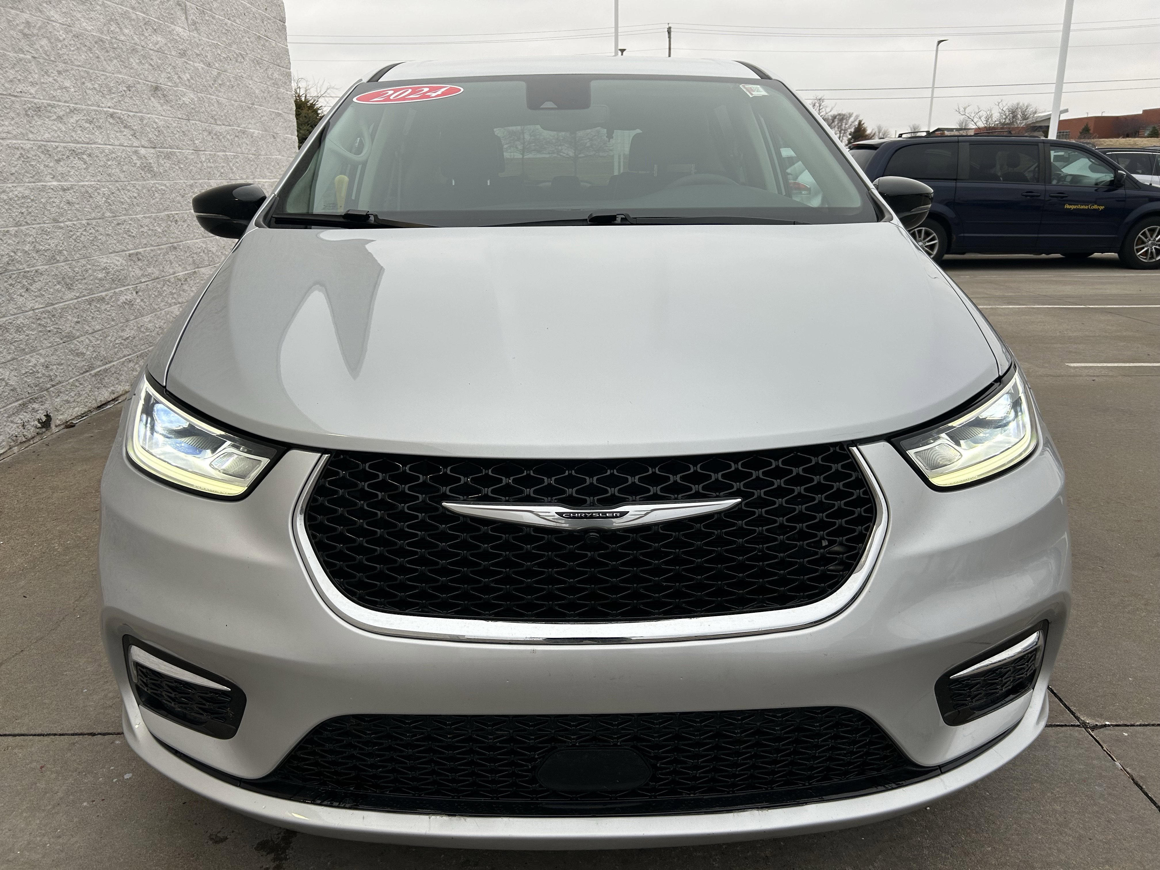 Used 2024 Chrysler Pacifica Touring-L image 2