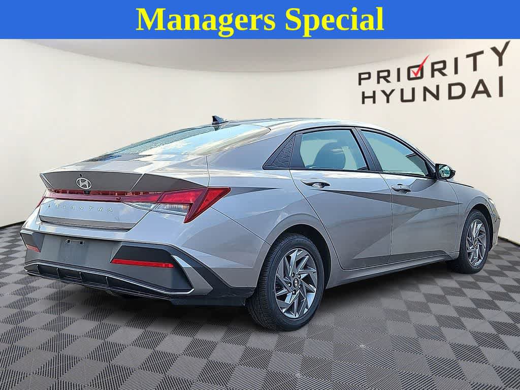 Used 2024 Hyundai Elantra SEL FWD image 4