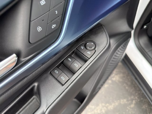 Certified 2024 Chevrolet Equinox EV LT FWD image 11