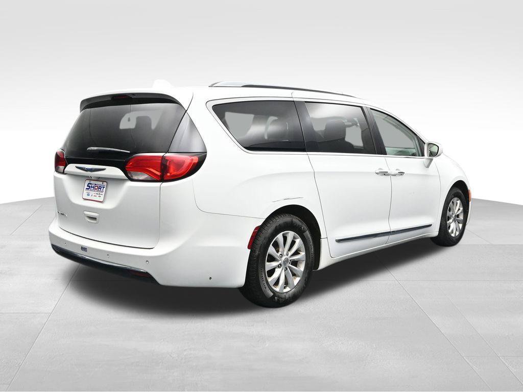 Used 2019 Chrysler Pacifica Touring-L FWD image 5