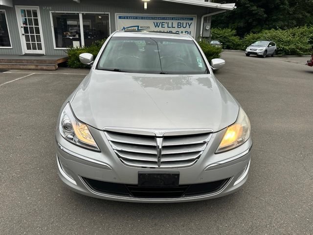Used 2013 Hyundai Genesis 3.8 w/ Technology Pkg RWD image 2