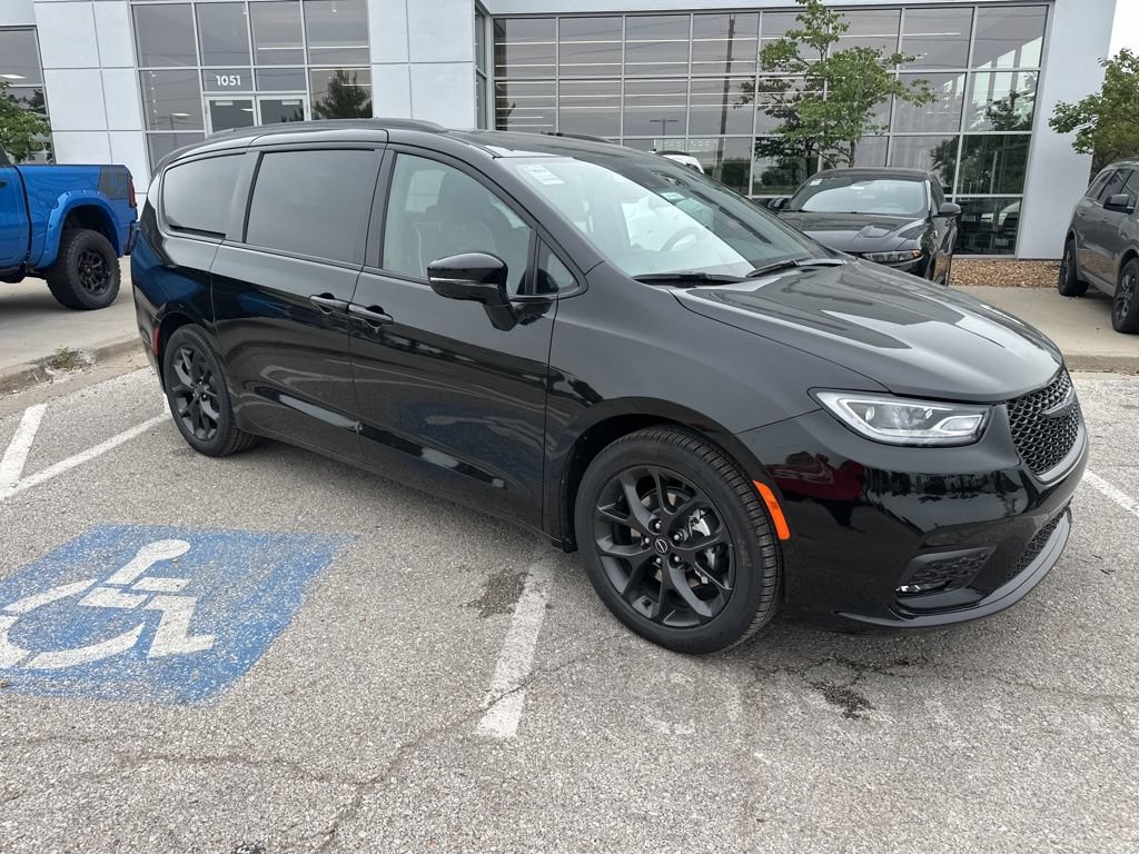 New 2026 Chrysler Pacifica Limited w/ S Appearance Package FWD image 42