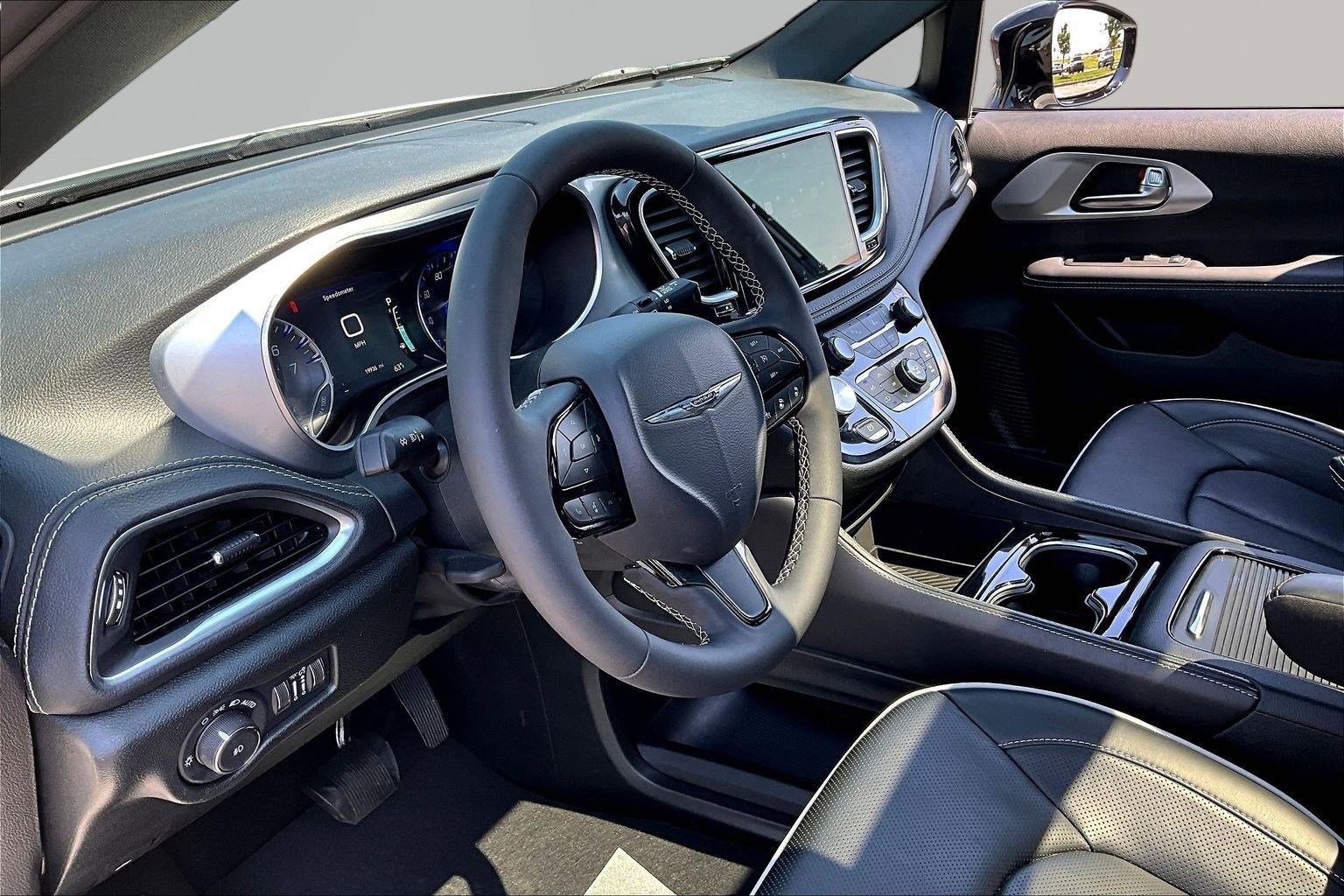 Used 2026 Chrysler Pacifica Limited w/ S Appearance Package FWD image 17