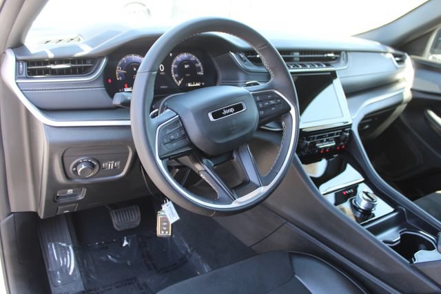 Used 2025 Jeep Grand Cherokee Altitude RWD image 14