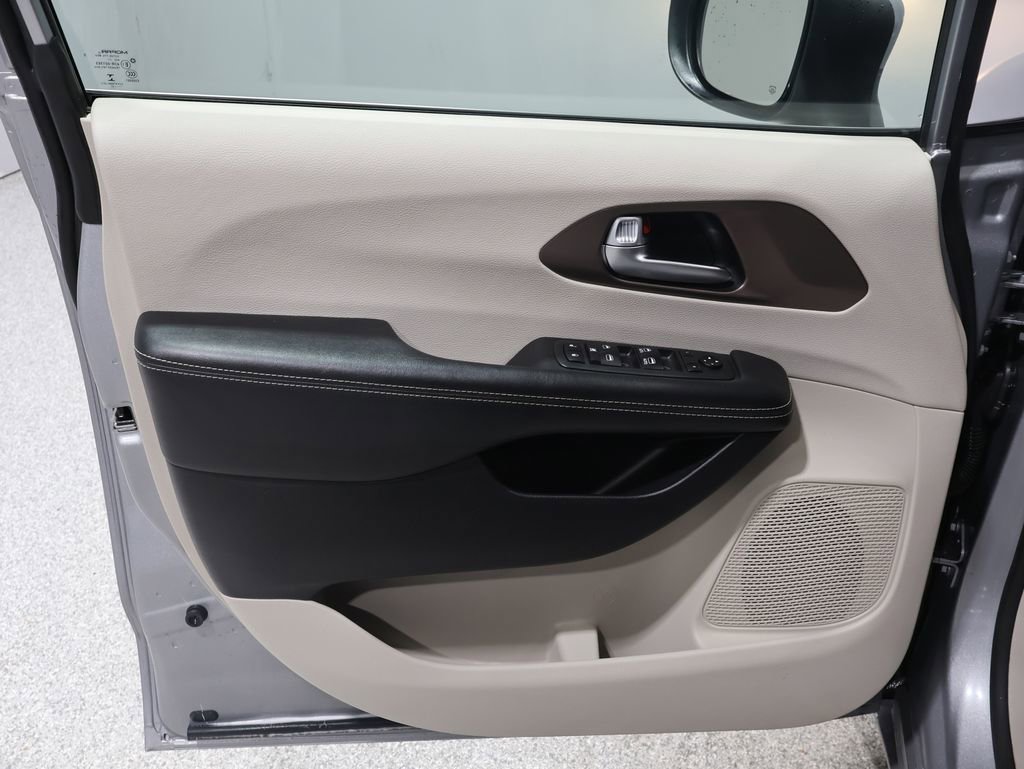 Used 2021 Chrysler Voyager LX image 18