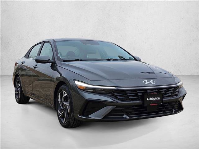 Used 2025 Hyundai Elantra Limited image 3
