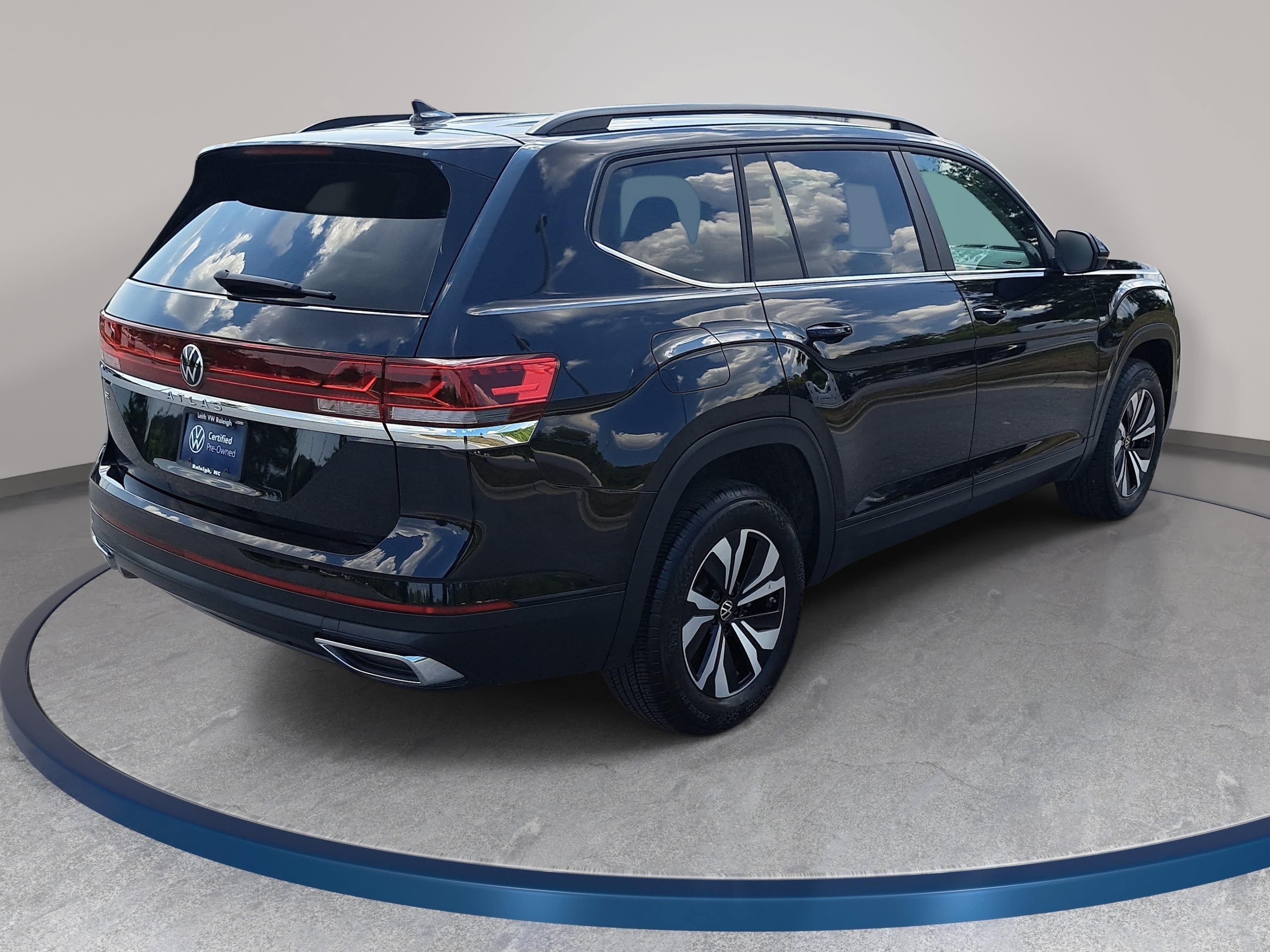 Certified 2025 Volkswagen Atlas SE FWD image 5