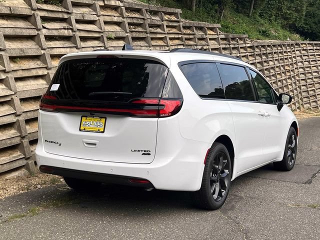 New 2027 Chrysler Pacifica Limited AWD/4WD image 2