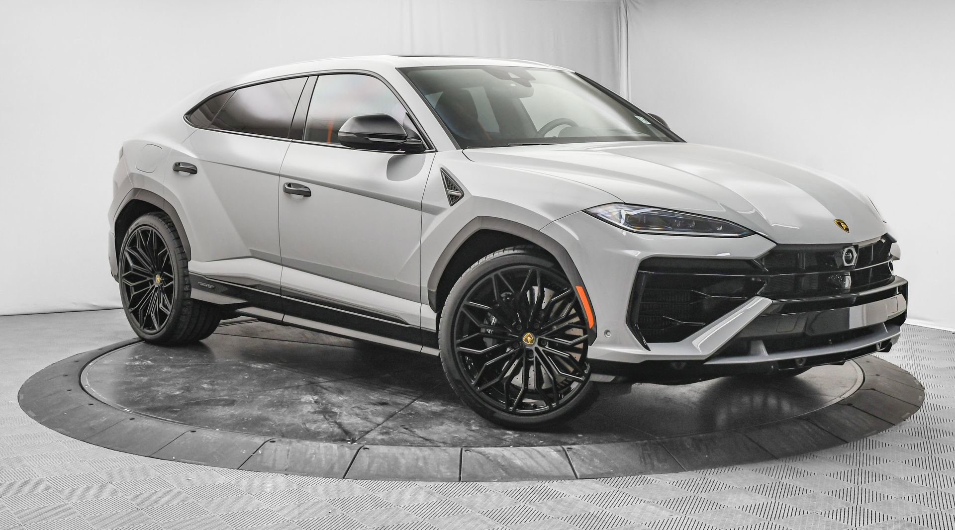 Used 2025 Lamborghini Urus SE image 1