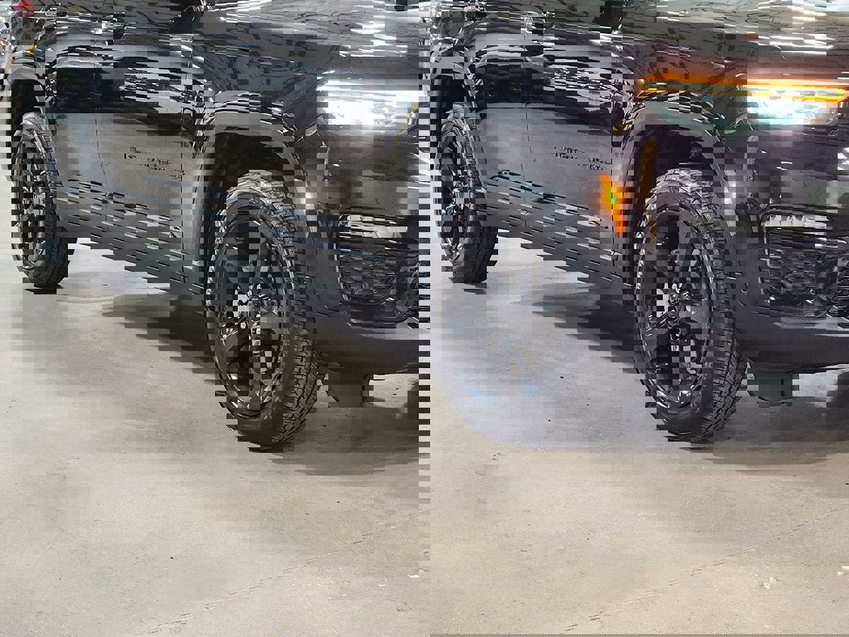 Used 2023 Jeep Grand Cherokee Limited w/ Luxury Tech Group II image 16