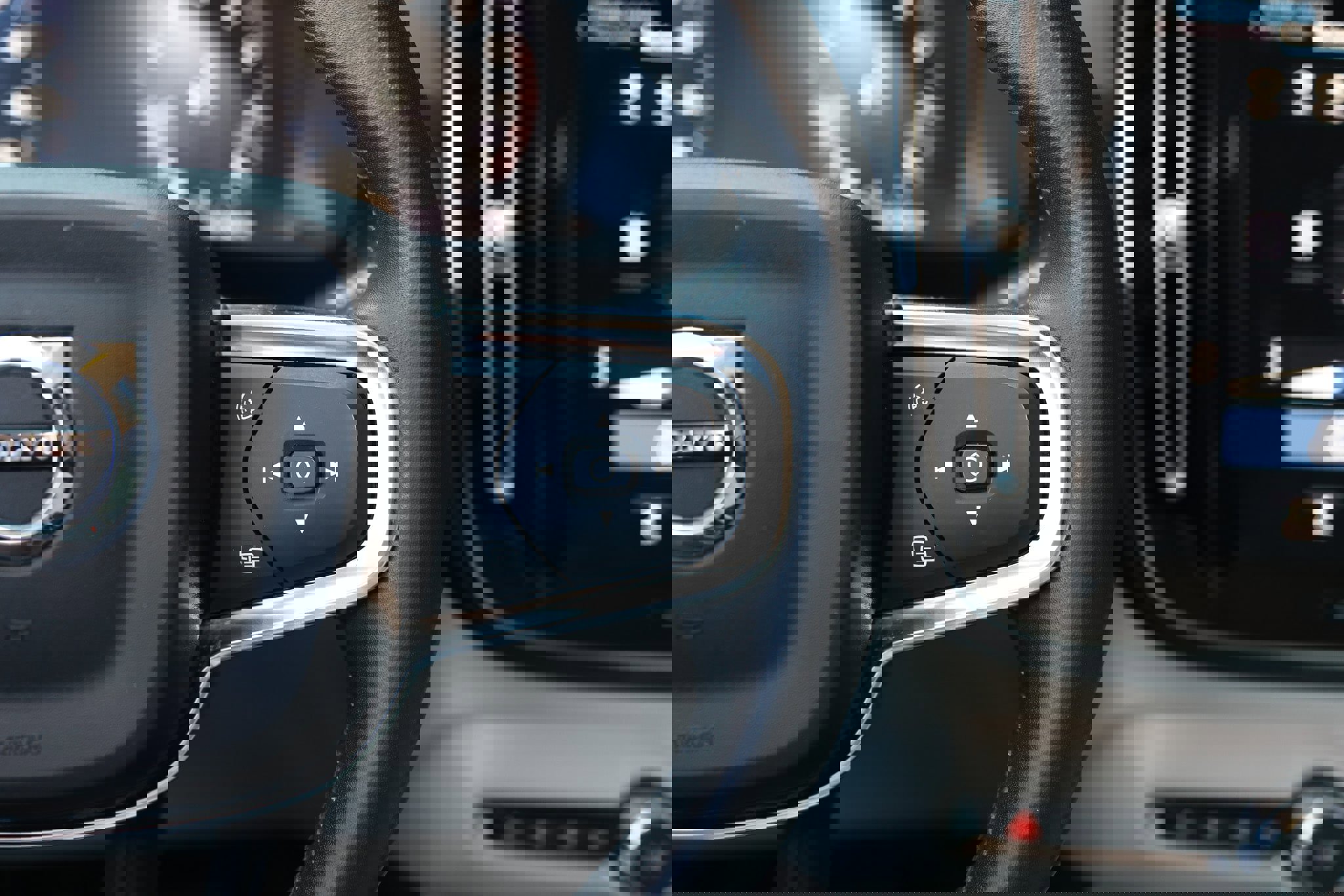 Used 2021 Volvo XC40 T4 Momentum w/ Protection Package Premier image 34