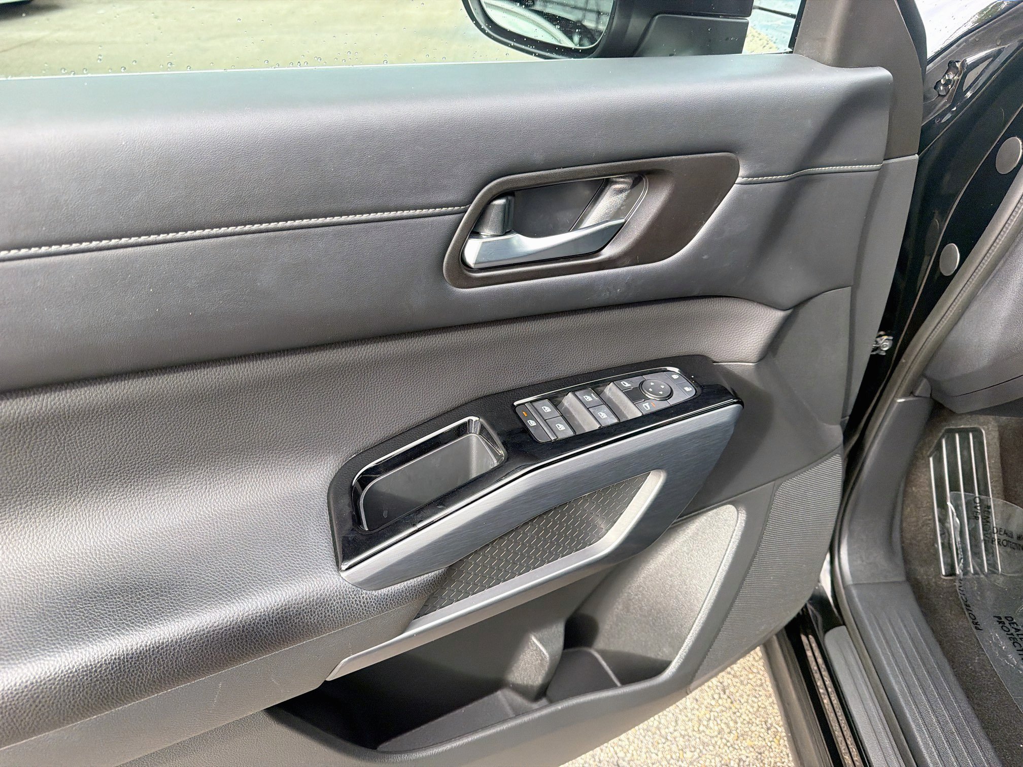 Used 2024 Nissan Pathfinder SL FWD image 14