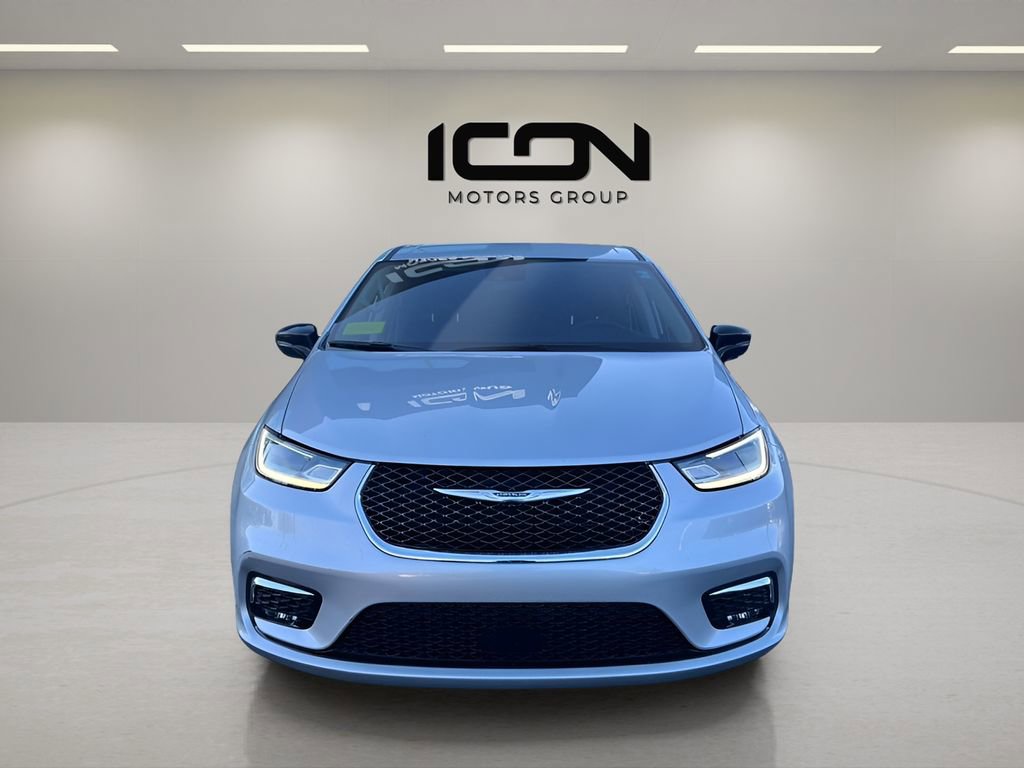 Used 2024 Chrysler Pacifica Touring-L image 8