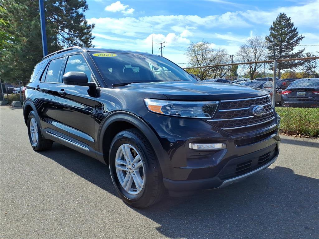Used 2023 Ford Explorer XLT w/ Equipment Group 202A image 3