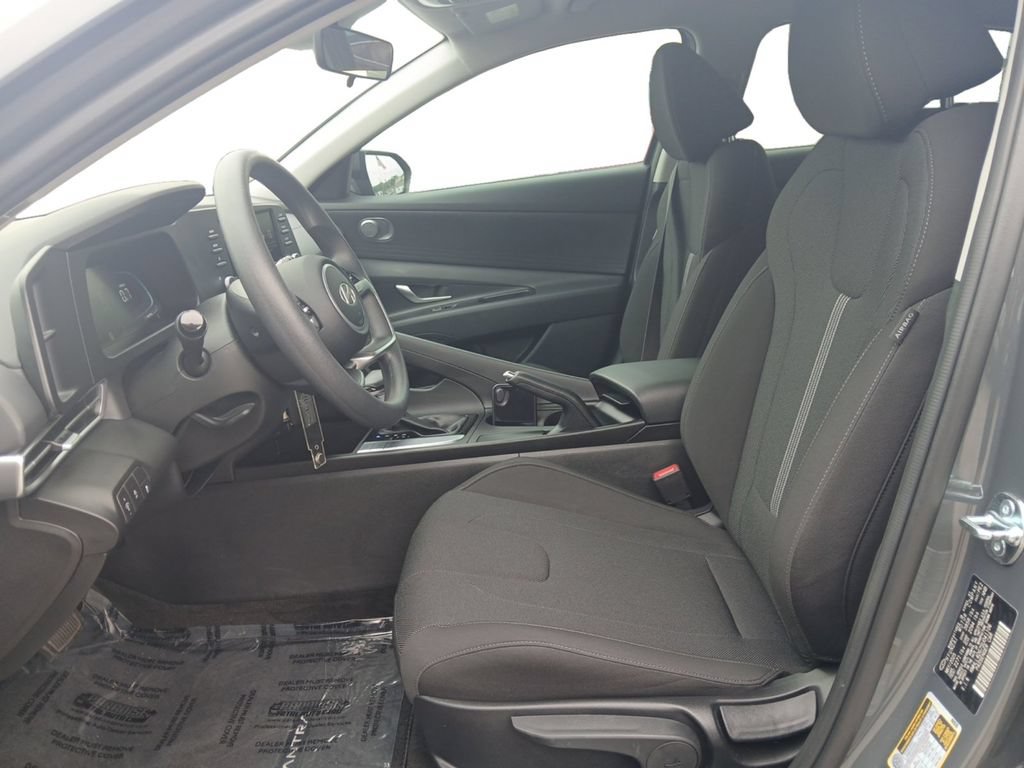 Used 2025 Hyundai Elantra SE FWD image 9