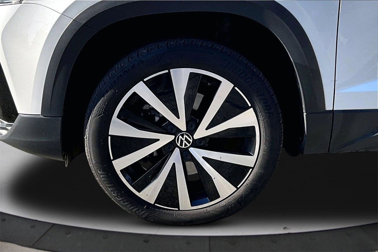Used 2024 Volkswagen Taos SE image 32