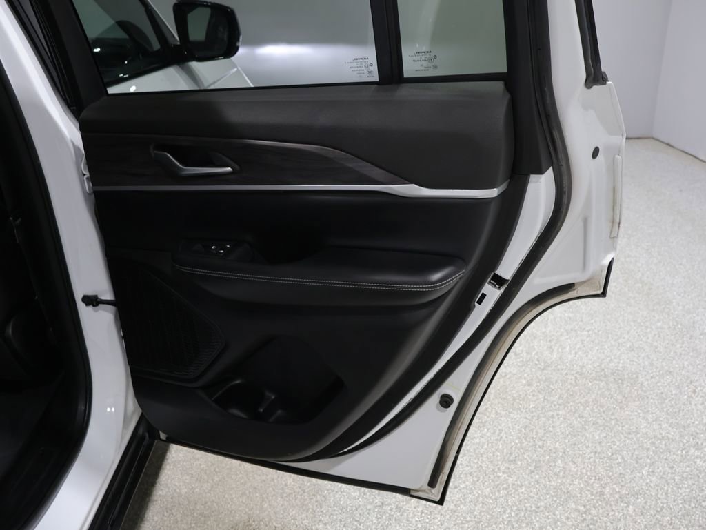 Certified 2023 Jeep Grand Cherokee Limited w/ Black Appearance Package image 22