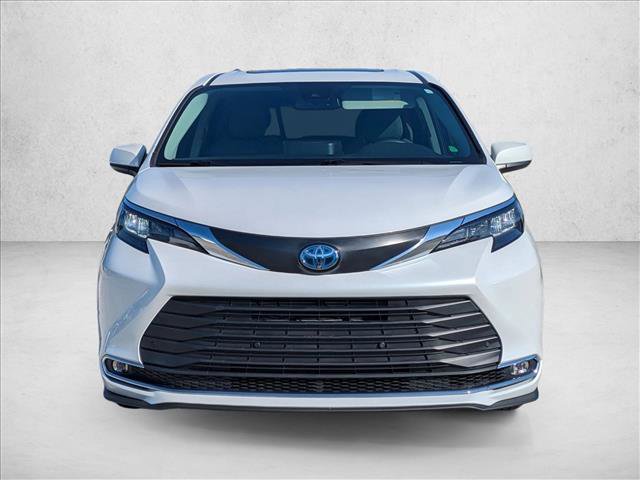 Used 2024 Toyota Sienna XLE FWD image 2