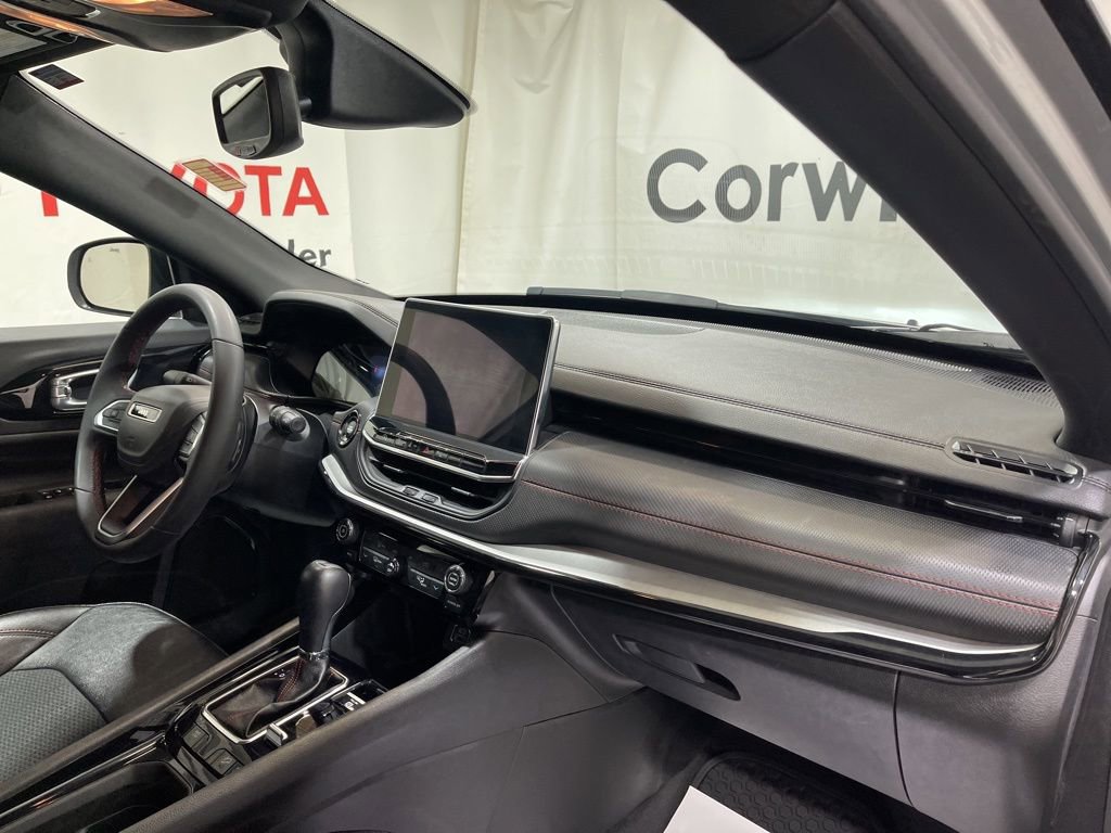 Used 2025 Jeep Compass Trailhawk image 13