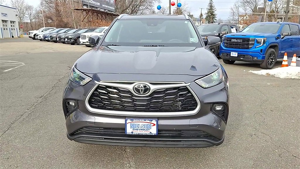 Used 2023 Toyota Highlander XLE image 3