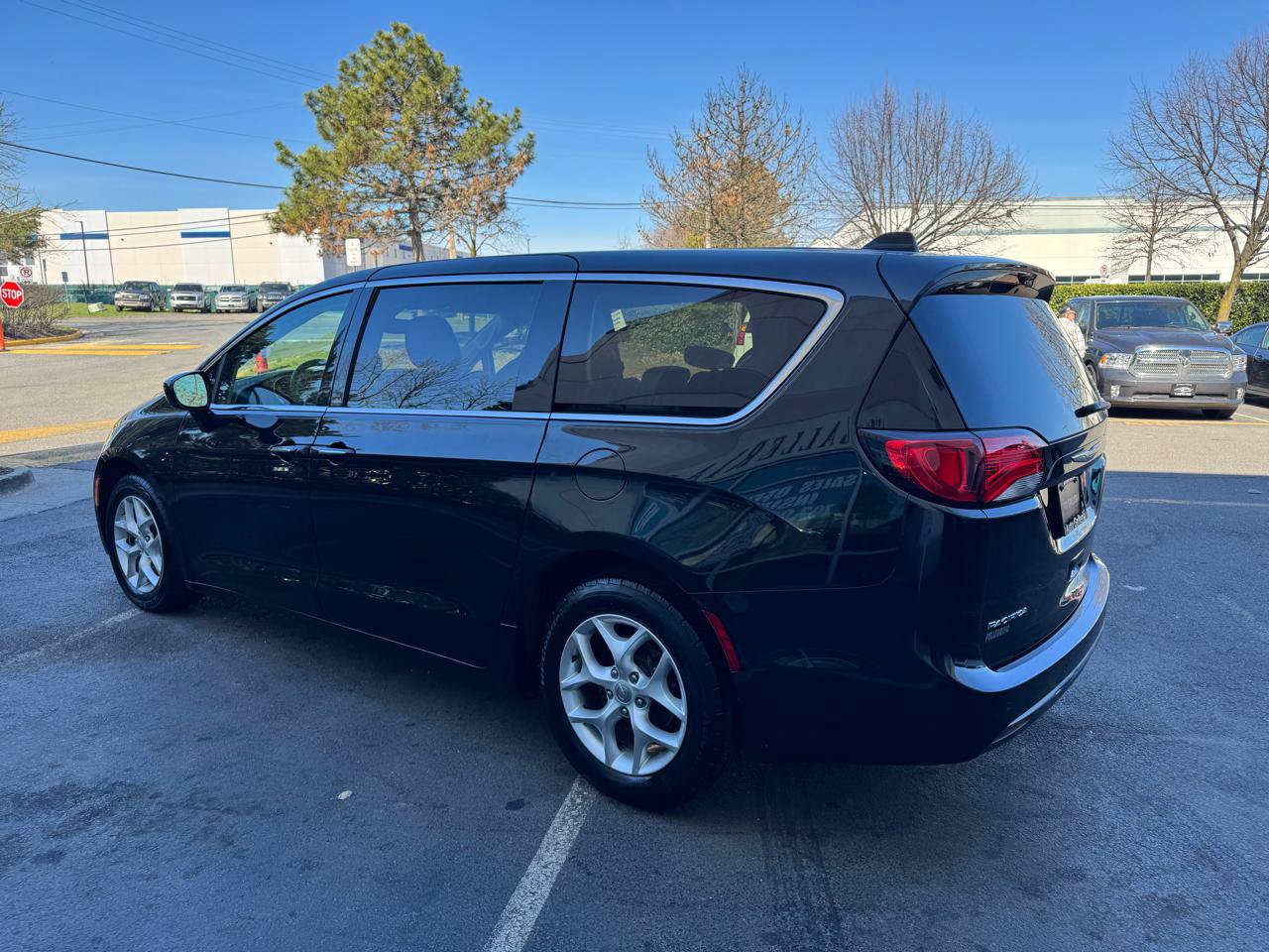 Used 2018 Chrysler Pacifica Touring Plus w/ Tire & Wheel Group FWD image 6