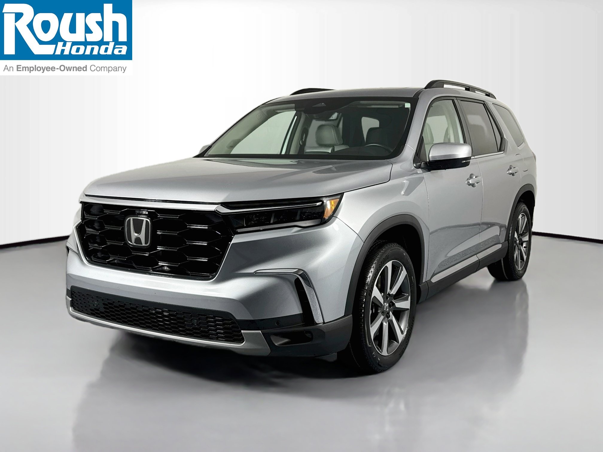 Certified 2025 Honda Pilot Touring image 1