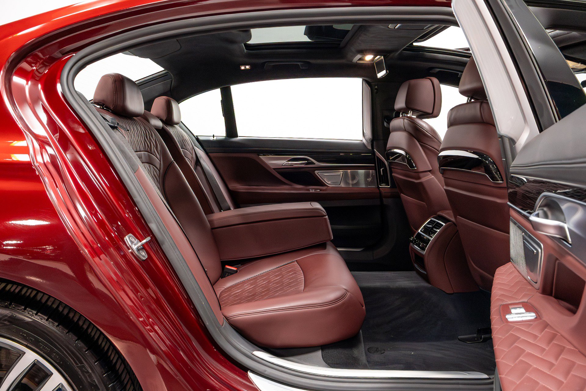 Used 2020 BMW 750i xDrive w/ Executive Package image 21