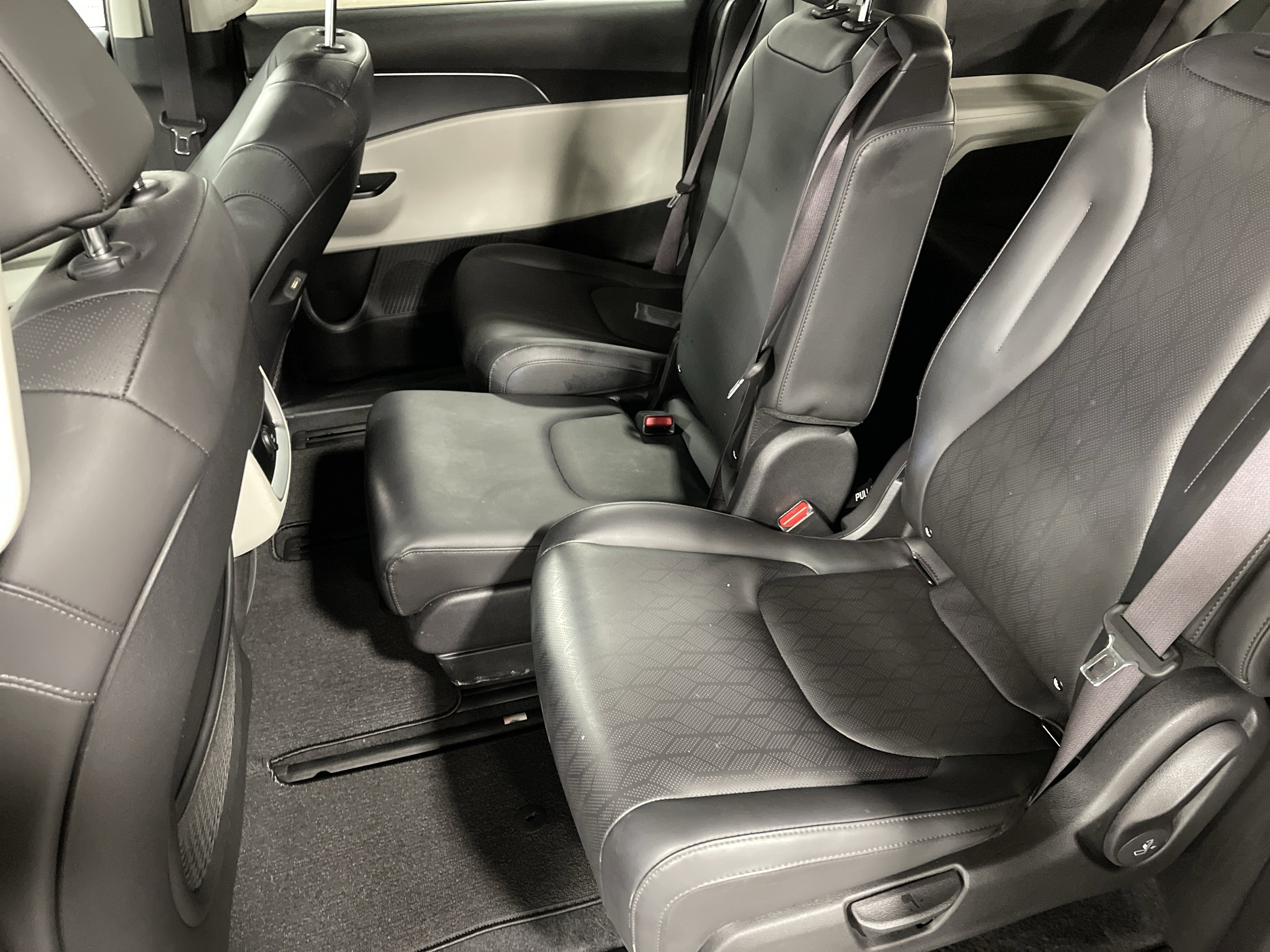 Used 2023 Kia Carnival LX image 11