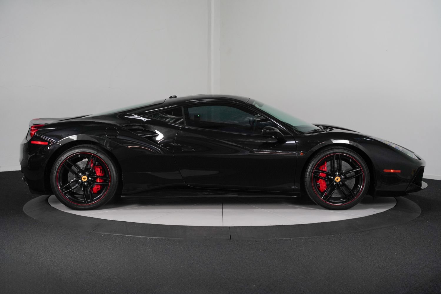 Used 2017 Ferrari 488 GTB RWD image 9