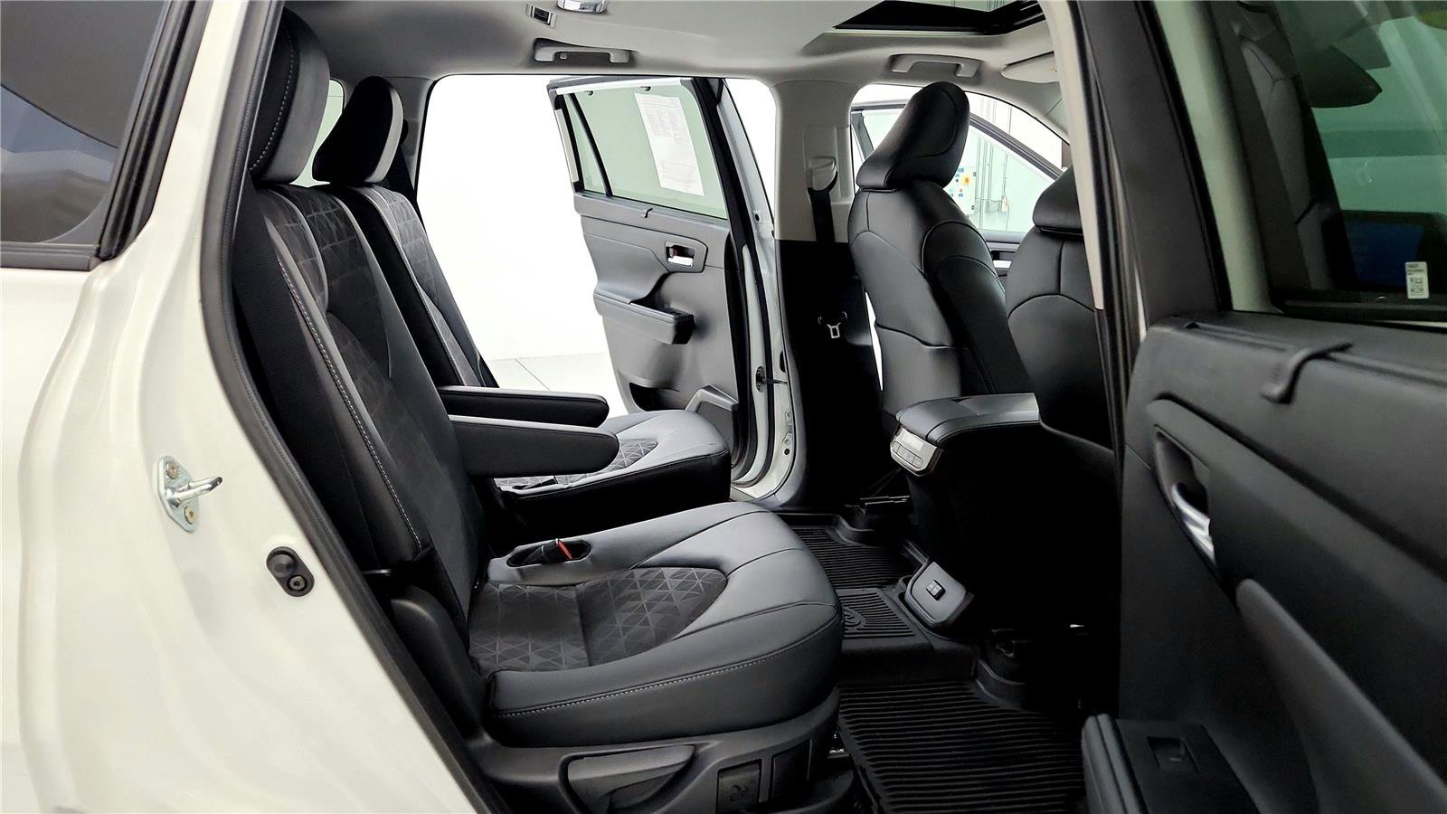 Certified 2024 Toyota Highlander XLE image 18