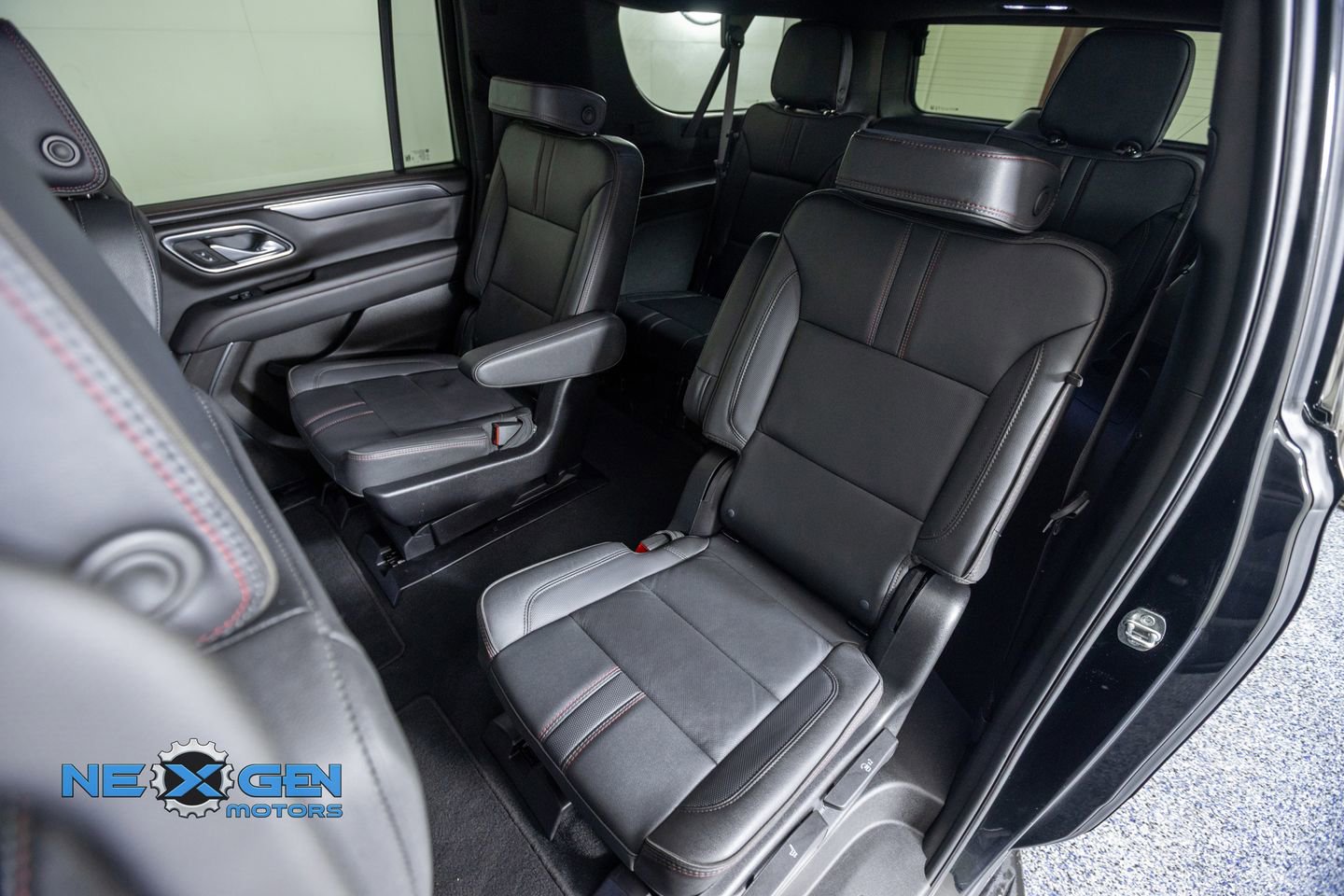 Used 2024 Chevrolet Suburban RST w/ Luxury Package AWD/4WD image 33