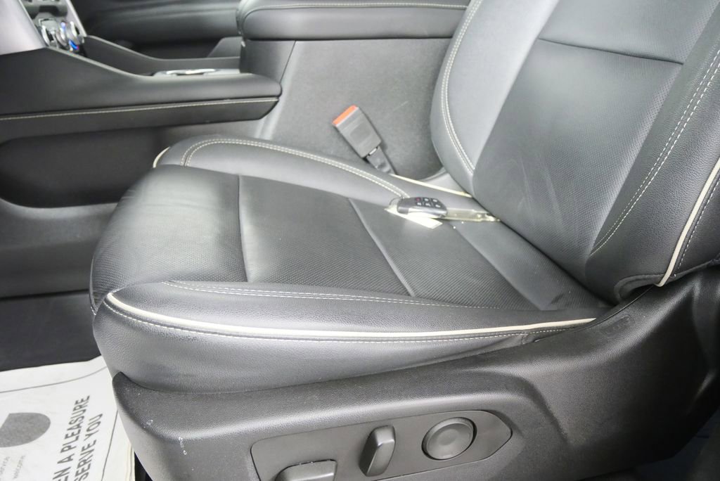 Used 2023 GMC Yukon SLT w/ SLT Premium Package image 9