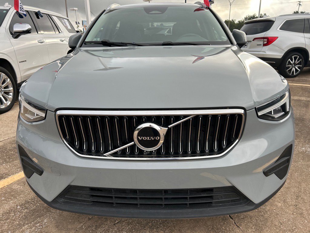 Used 2024 Volvo XC40 B5 Core image 2