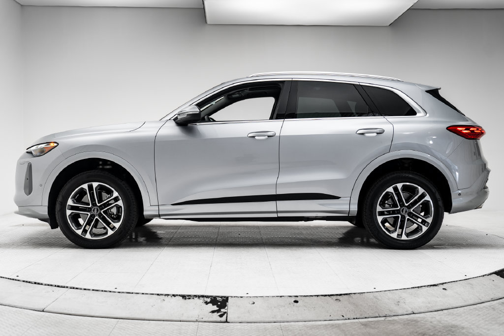 Certified 2025 Audi Q5 Premium w/ Convenience Package AWD/4WD image 2
