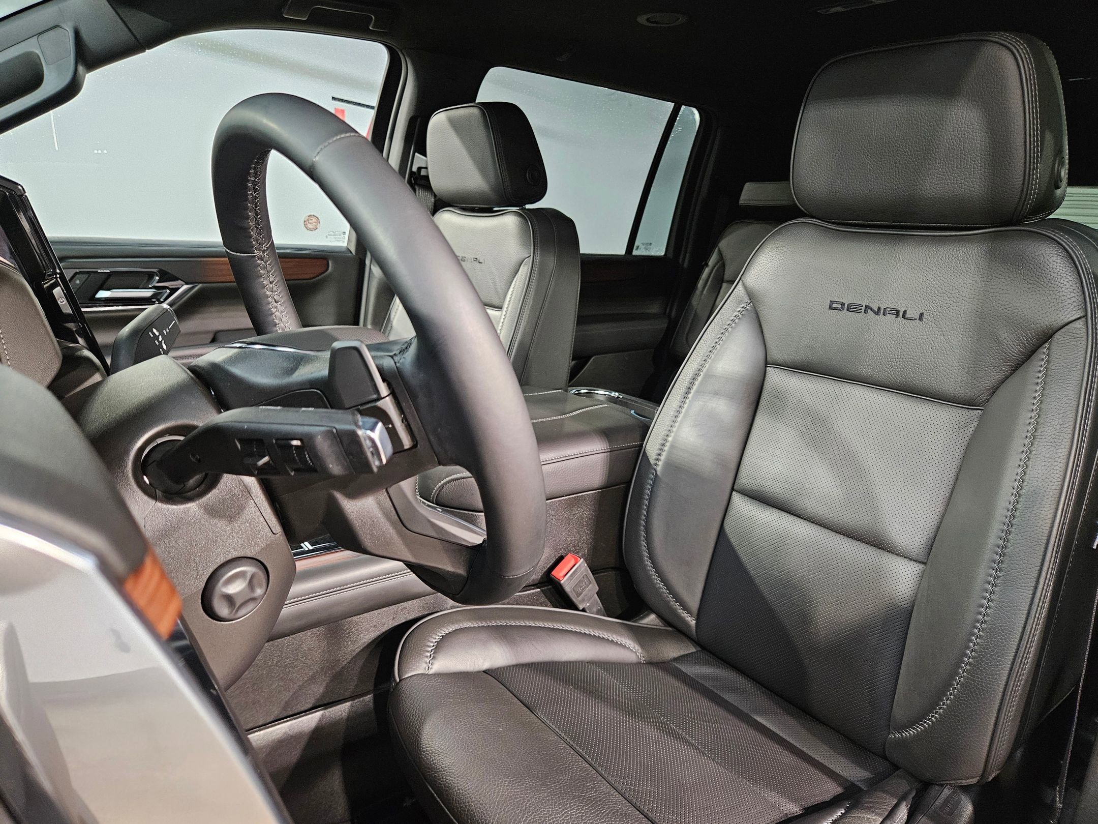 Used 2025 GMC Yukon XL Denali AWD/4WD image 25